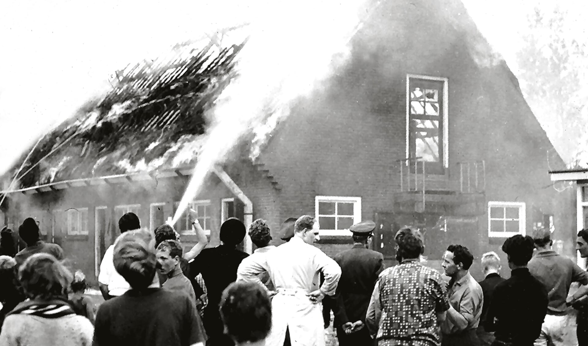 Brand in 1965 in gasflessenloods op kampeerterrein Bakkum. 
