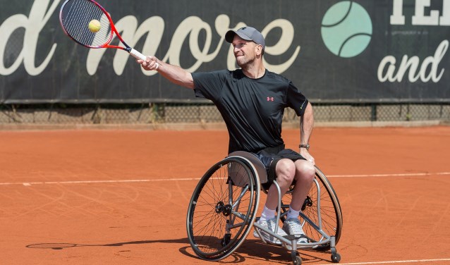 Melvin Smid in actie op de tennisbaan.