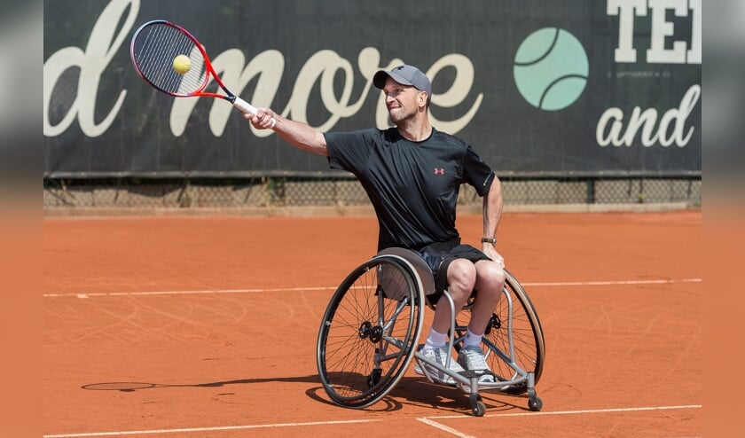 Melvin Smid in actie op de tennisbaan.
