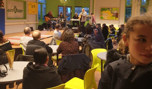 Genieten van een gezonde nieuwjaarsborrel voor ouders en leerlingen op het Clusius College in Amsterdam-Noord
