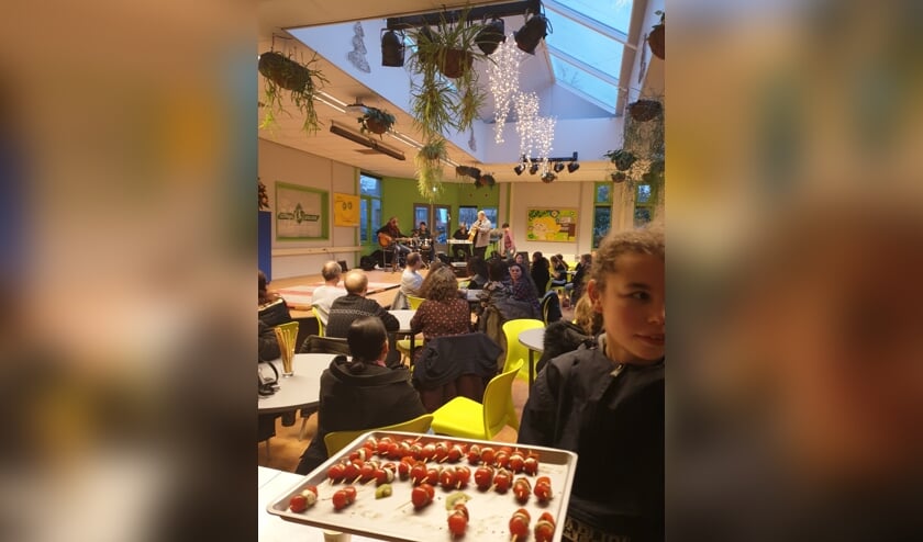 Genieten van een gezonde nieuwjaarsborrel voor ouders en leerlingen op het Clusius College in Amsterdam-Noord
