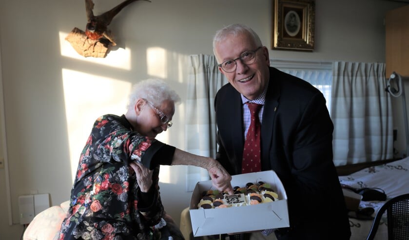 Mevrouw moest even proeven van de lekkere taart.
