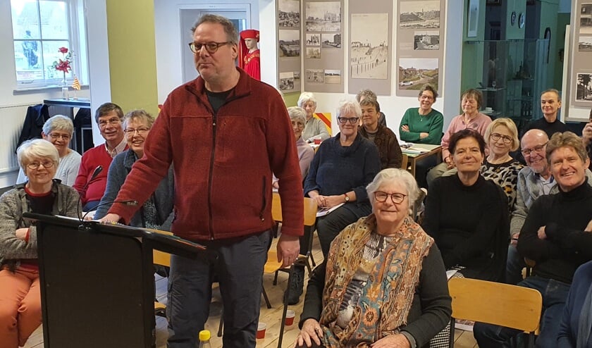 Robert Kragting staat trots voor zijn groep cursisten in Huys Egmont.