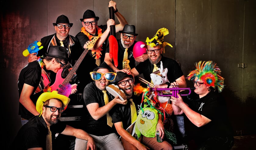 Coverband Slingshot negen feestnummers diede gang erin houden.