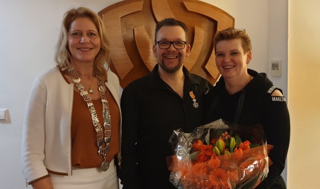 Brandweerman Koerse krijgt Koninklijke onderscheiding uit handen van burgemeester Kroon.