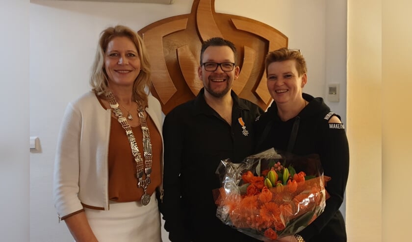 Brandweerman Koerse krijgt Koninklijke onderscheiding uit handen van burgemeester Kroon.