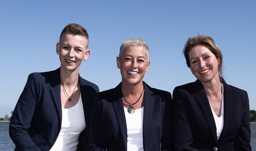 Monique (links) begeleidt families met net zoveel liefde als Katia (midden) en Petra.