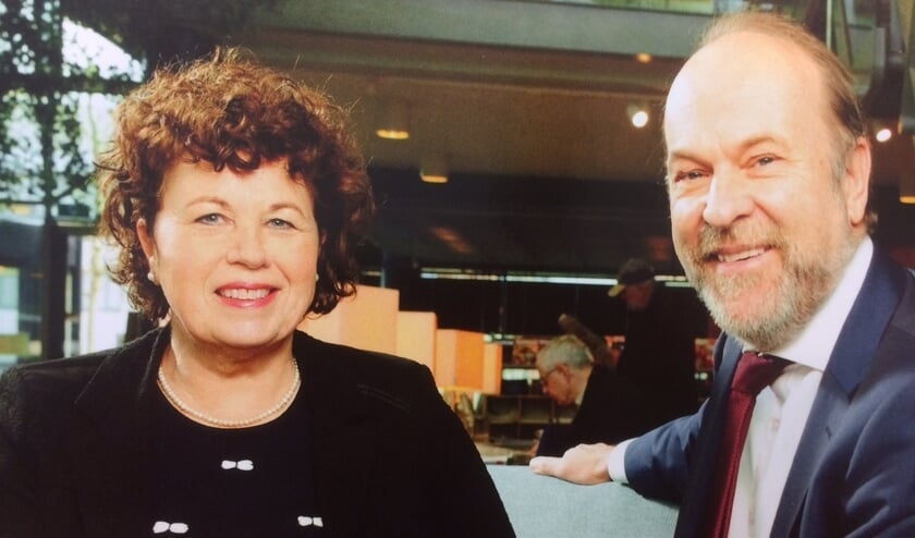 Burgemeesters Kompier (l) en Blase praten over de fusie.