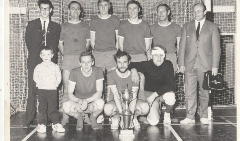 Het succesvolle zaalvoetbalteam Atlas. Vanaf links: Goof Schutte, Riekelt de Vries, Nico Pater, Daan Pater, Frans Keijzer, Willem Boutkan. Onder: Jack de Vries (zoon van Riekelt), Ton Hazenbos, John v.d. Kerkhof (aanvoerder), Cas Hofstra.