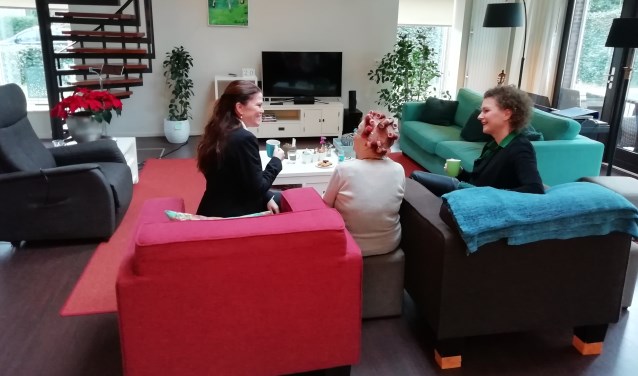 Petra Oxfoort (l) en Wilma Bus (r ) samen met een gast in het Respijthuis Alkmaar.