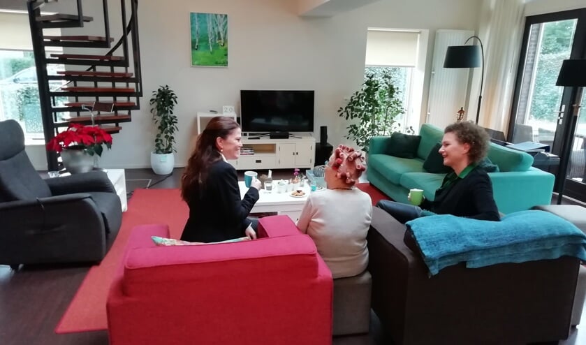 Petra Oxfoort (l) en Wilma Bus (r ) samen met een gast in het Respijthuis Alkmaar.