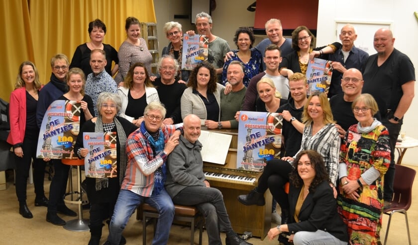 De voltallige groep spelers maakt even tijd voor een foto.