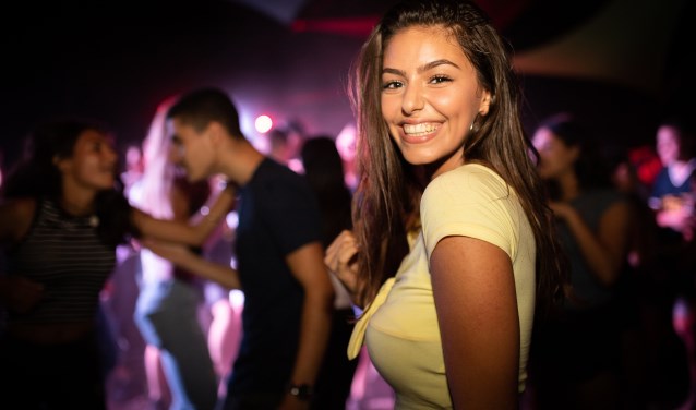 Kom jij naar het dorpshuis in Warmenhuizen om te feesten?