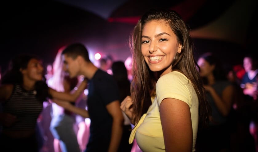 Kom jij naar het dorpshuis in Warmenhuizen om te feesten?