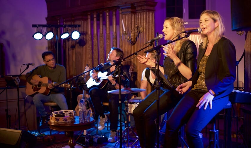 Optreden Jam Sissies in kerkje Sint Maartensbrug.