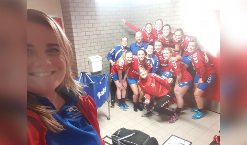 De overwinningselfie van de handbalvrouwen van DSS.
