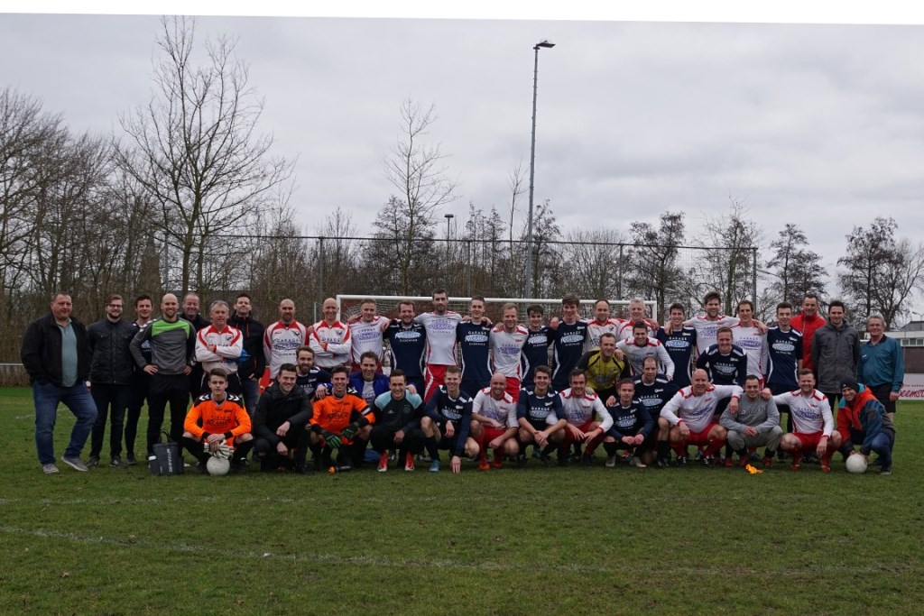 Ouwe en nieuwe garde VZV bop het veld bij Sportpark De Kogge.