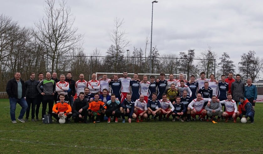 Ouwe en nieuwe garde VZV bop het veld bij Sportpark De Kogge.