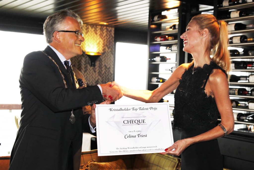 Celina Triest is hét toptalent uit de afgelopen 25 jaar. Ze wordt gefeliciteer door de voormalige burgemeester Schuiling.