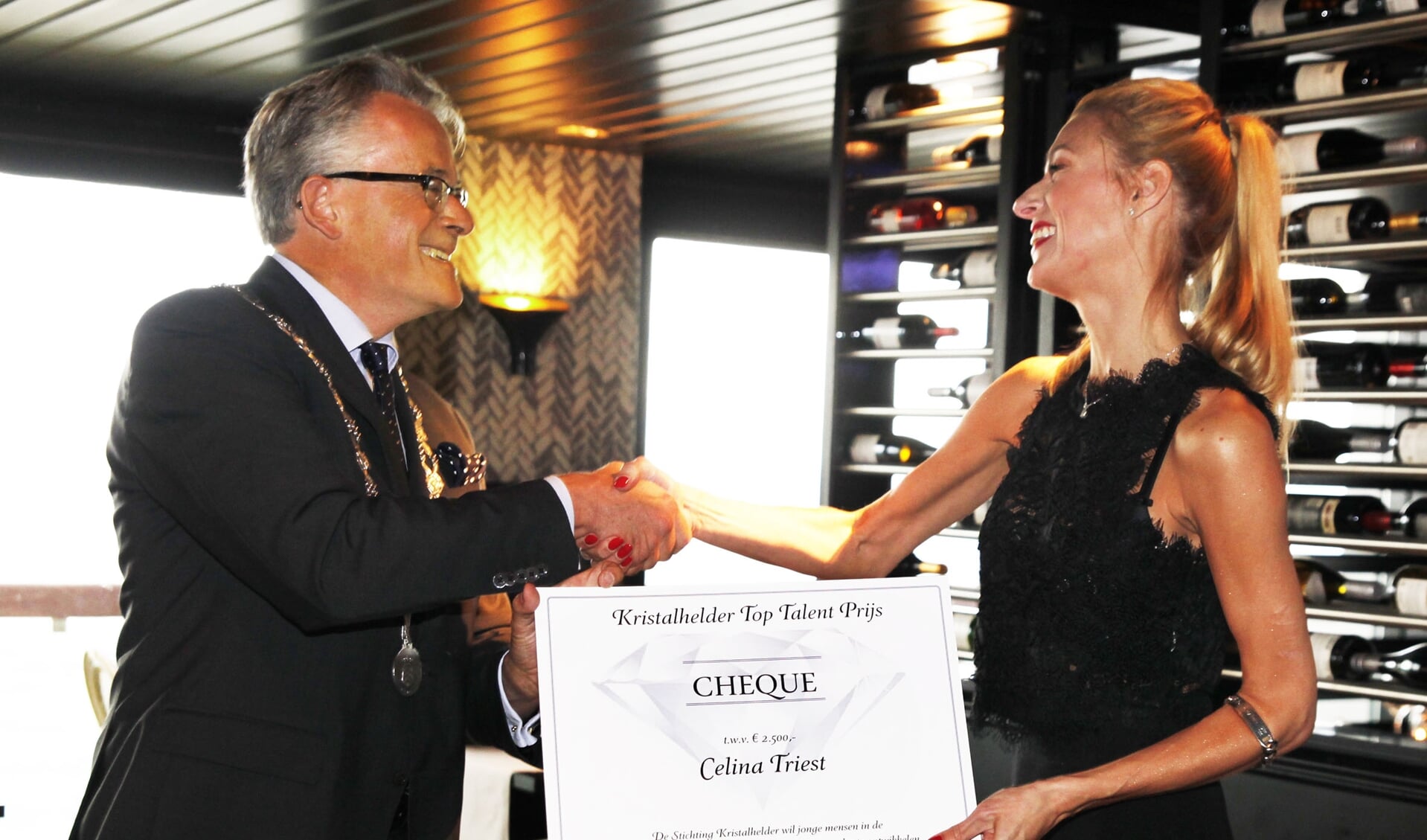 Celina Triest is hét toptalent uit de afgelopen 25 jaar. Ze wordt gefeliciteer door de voormalige burgemeester Schuiling.