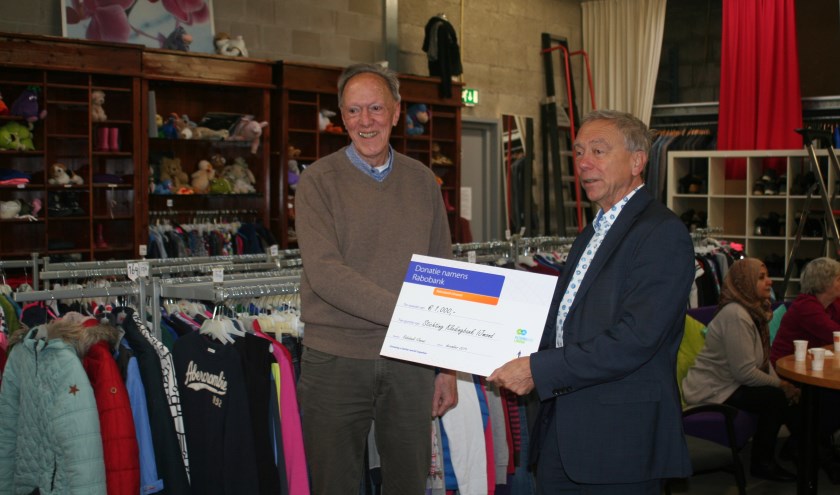 Voorzitter Charles de Boer van de Kledingbank en Gerard Jägers, lid van de Rabo cliëntenraad.