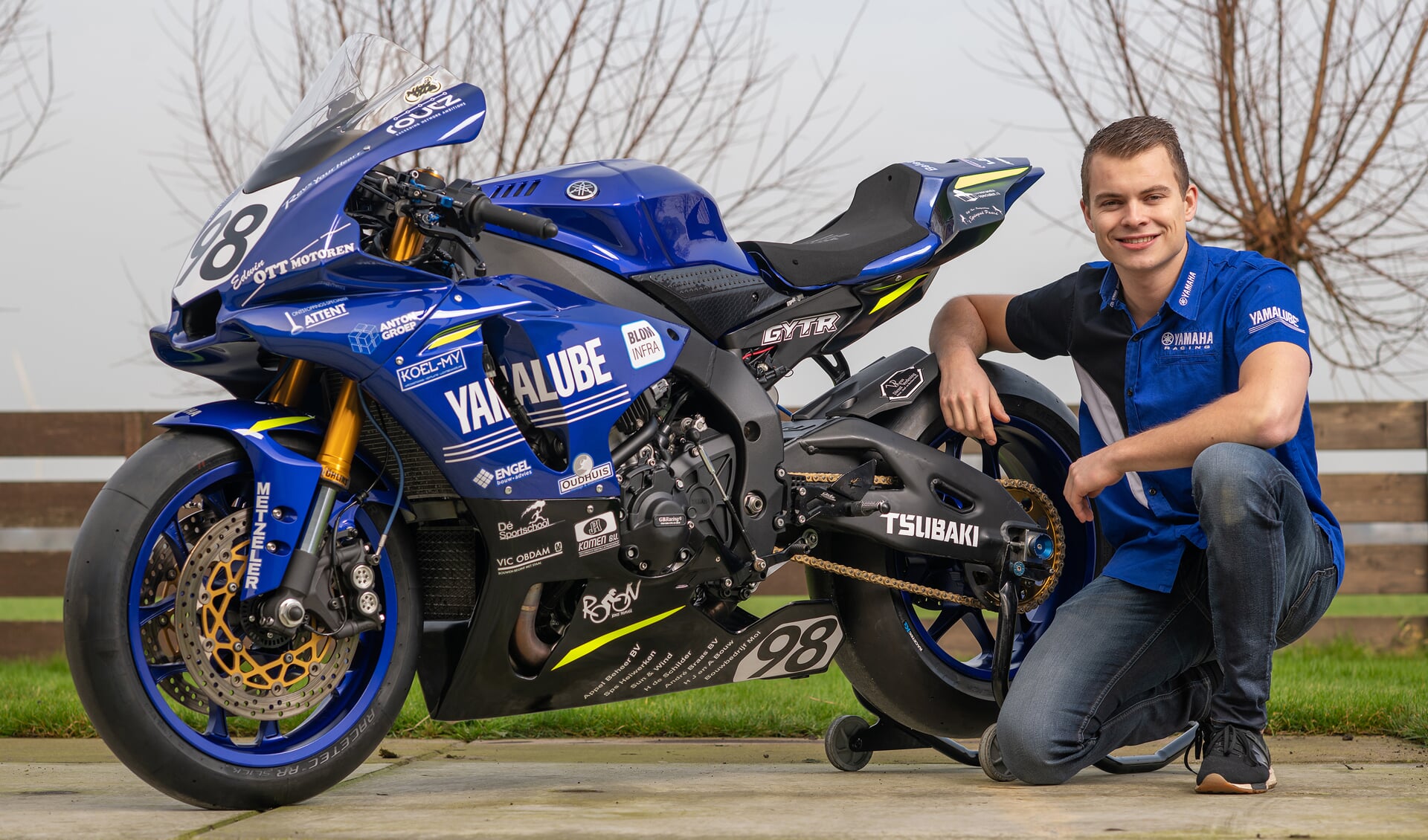 Nick Vlaar poseert naast zijn motor.