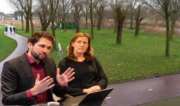 Wethouder Thijs Kroese en projectleider Nanda Haverkort ontvouwen de plannen. Op de achtergrond de plek waar de voorziening komt te staan.