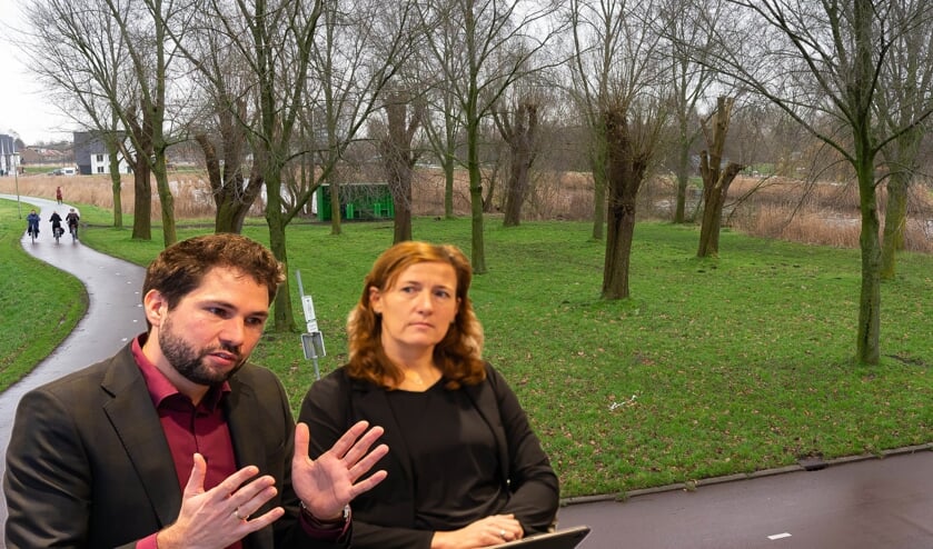 Wethouder Thijs Kroese en projectleider Nanda Haverkort ontvouwen de plannen. Op de achtergrond de plek waar de voorziening komt te staan.