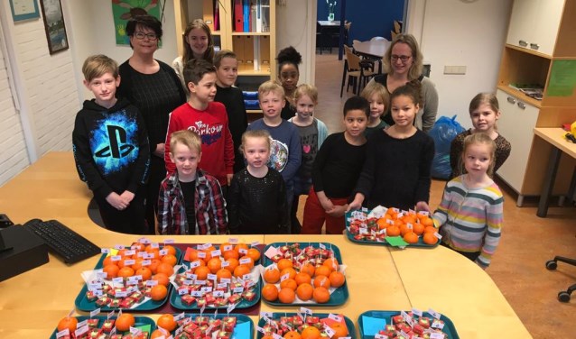 Iris en Vinz (1/2a), Stacey en Yoah (1/2b), Sven en Aimee (3), Kira en Waylon (4), Valentijn en Jahlina (5), Aimee en Daan (6), Jacey en Jesper (7), Luna en Tom (8). Tom en Aimee staan niet op de foto. Verder oprichtster Olga Kruize en begeleider LR Floor.