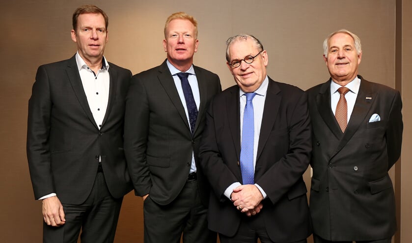 (Vlnr): Mart Pfeiffer (waarnemend directievoorzitter Rabobank Haarlem en Omstreken), Jerry Notenboom (directievoorzitter Rabobank IJmond), Johan Kerkhoff (voorzitter RvC Rabobank Haarlem en Omstreken), Frans Baud (voorzitter RvC Rabobank IJmond).