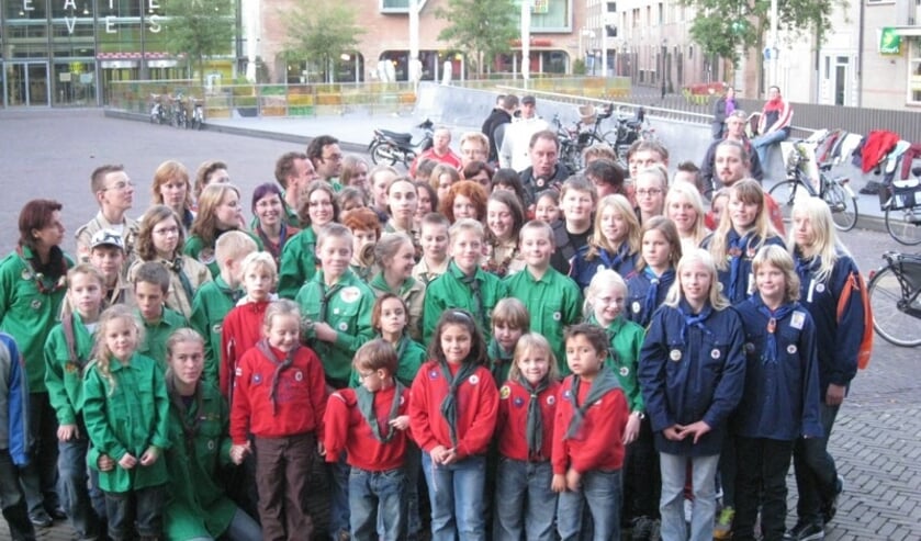 Piet Paulusma op bezoek bij de Alkmaarse Welpen.