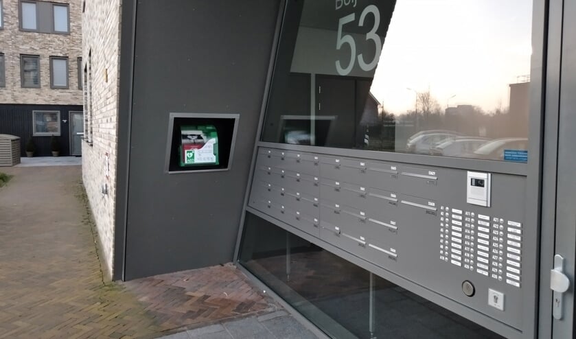 BuurtAED zit in de buitenmuur van de appartemententoren.