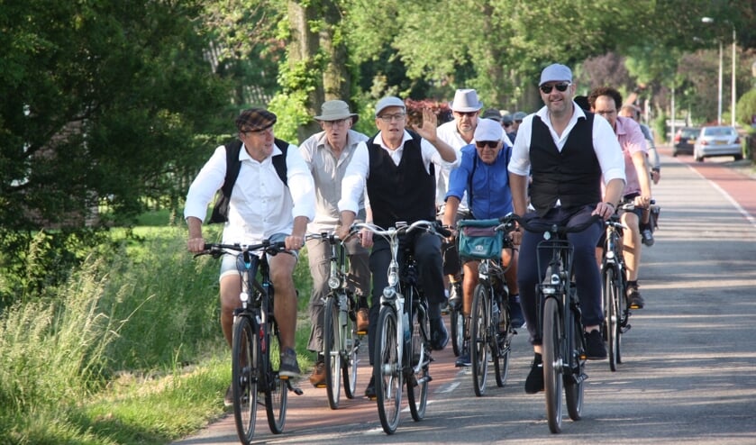 Met zijn allen gezellig op de fiets.
