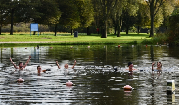 <p>Duimen omhoog, het water in de Jagersplas is heerlijk. </p>