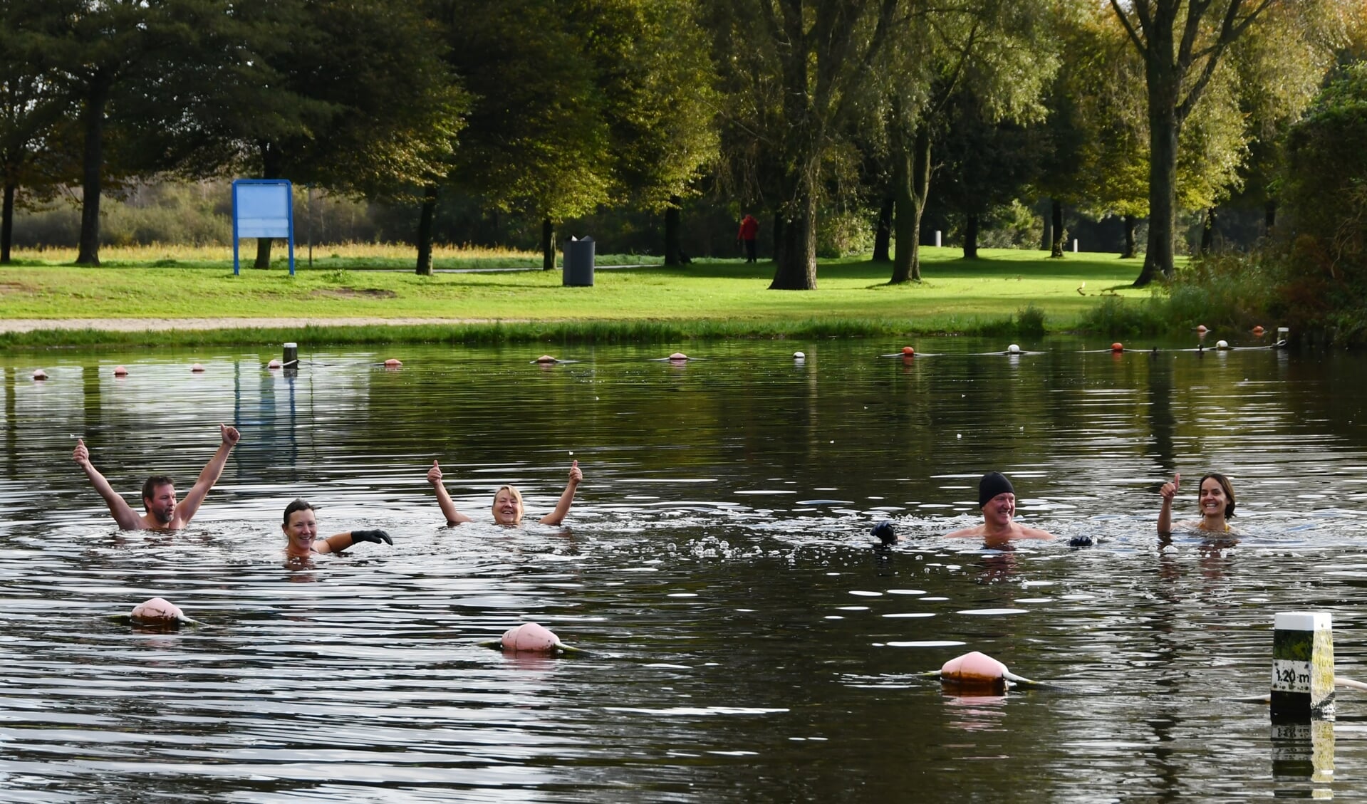 Duimen omhoog, het water in de Jagersplas is heerlijk. 