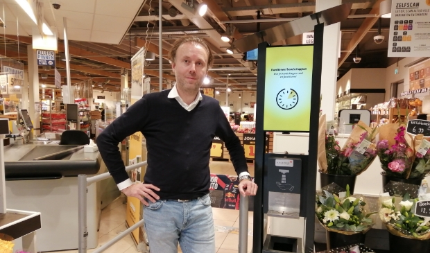 Johan Plemp kijkt verder dan de muren van zijn supermarkt.