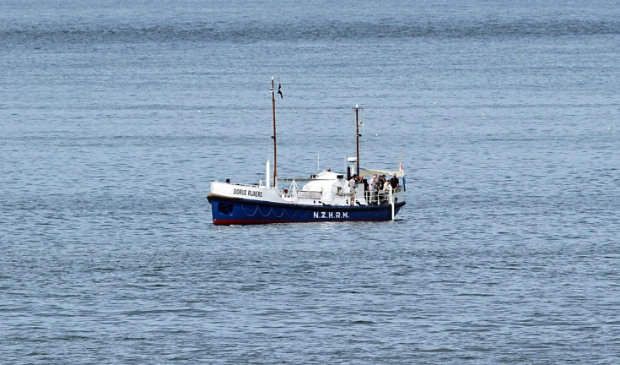 <p>De Dorus Rijkers tijdens een asverstrooiing op het Marsdiep.</p>