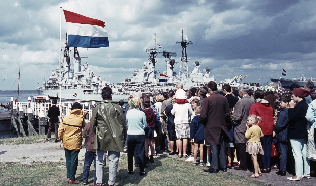 <p pstyle="PLAT">Vlootdagen 1966, in de rij voor een vaartochtje met de sleepboot.</p>