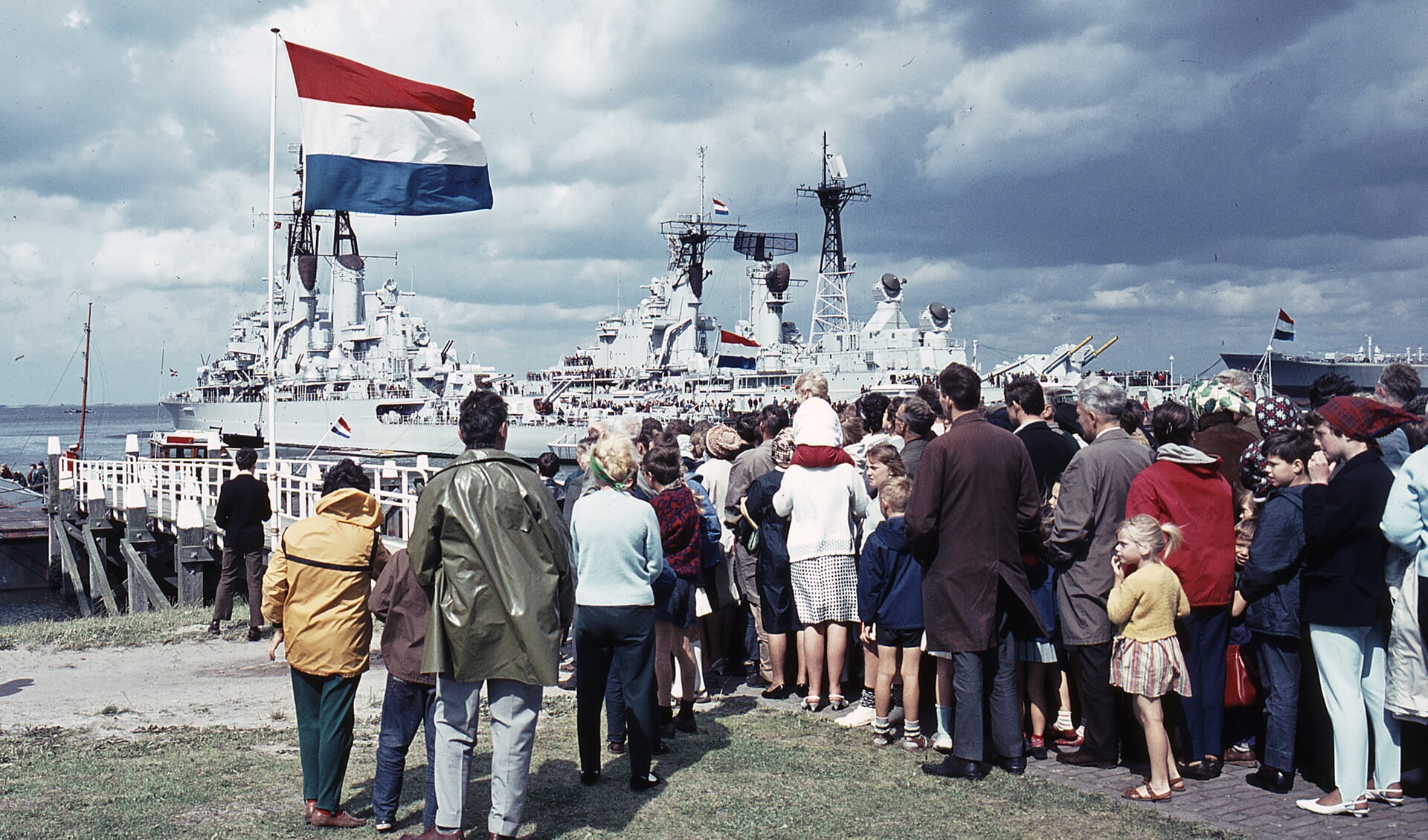 Vlootdagen 1966, in de rij voor een vaartochtje met de sleepboot.