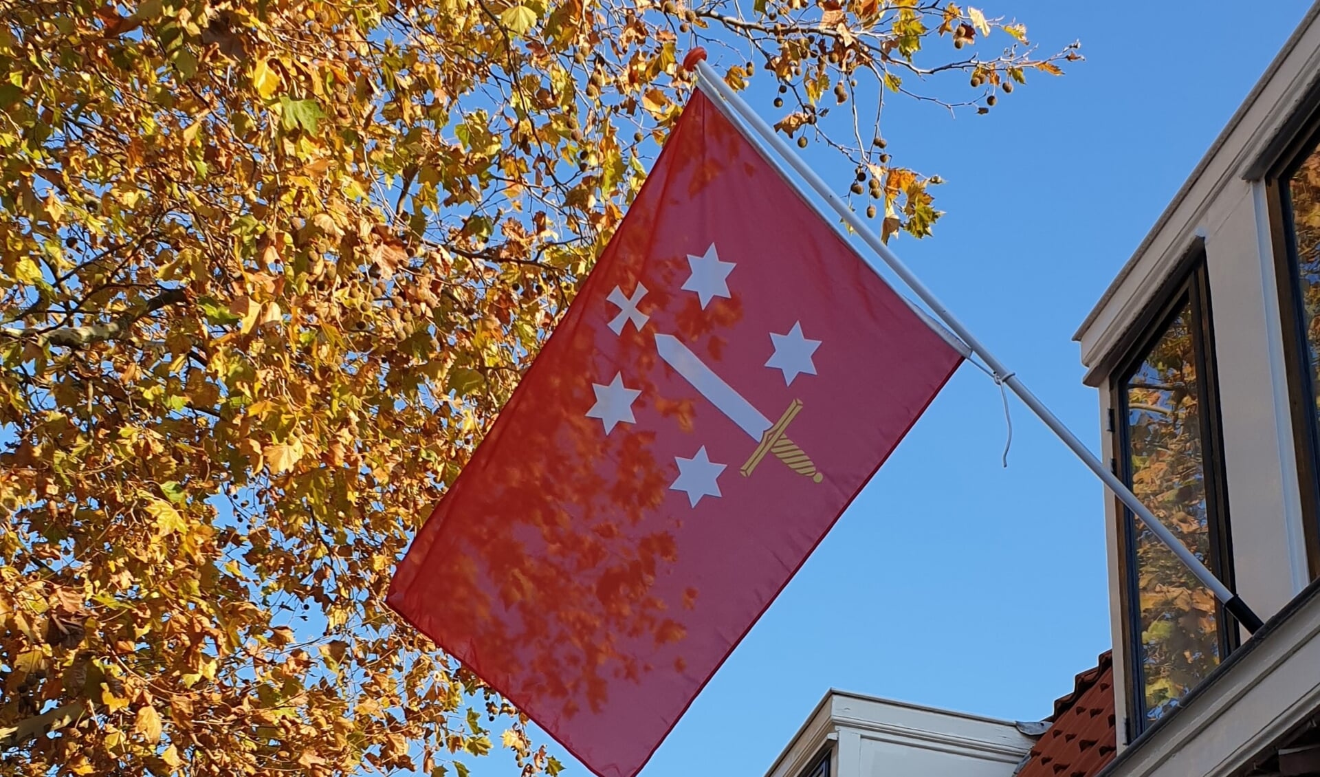 De Haarlemvlag. Maak een foto van de uw vlag, mail deze naar contact@verjaardaghaarlem.nl en doe mee met de vlaggenwedstijd.