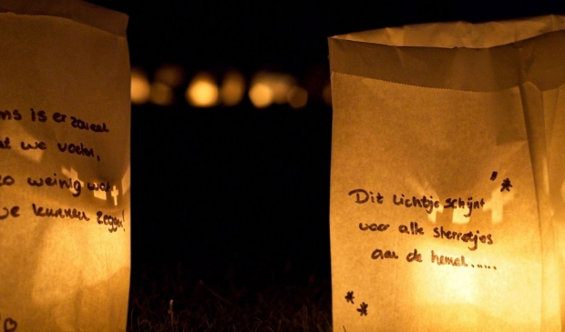 <p>Zet op zaterdag 31 oktober een brandend lichtje voor het raam.</p>