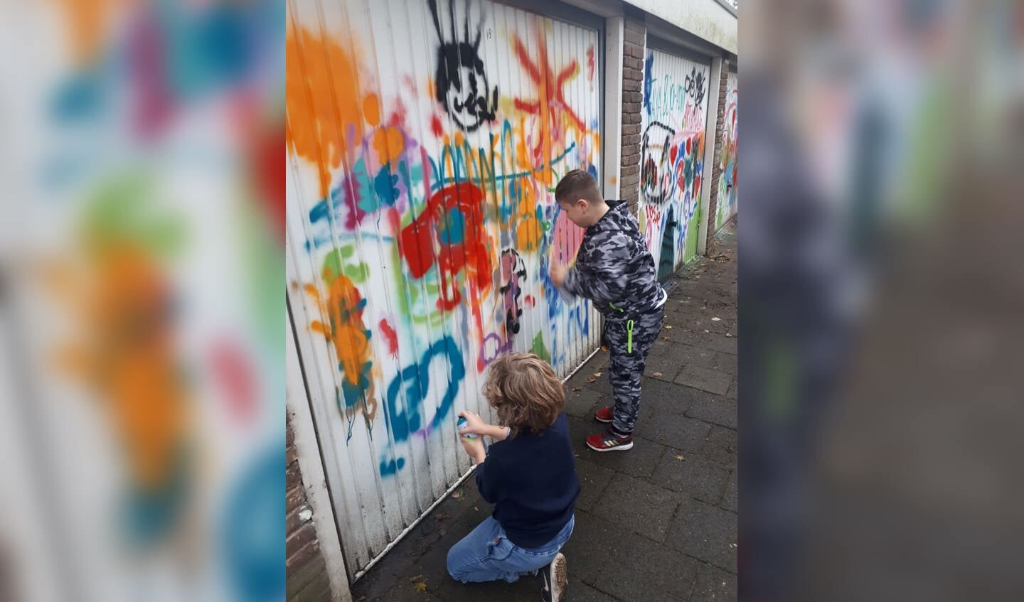 Kinderen maken prachtige grafiti in Delftwijk. 