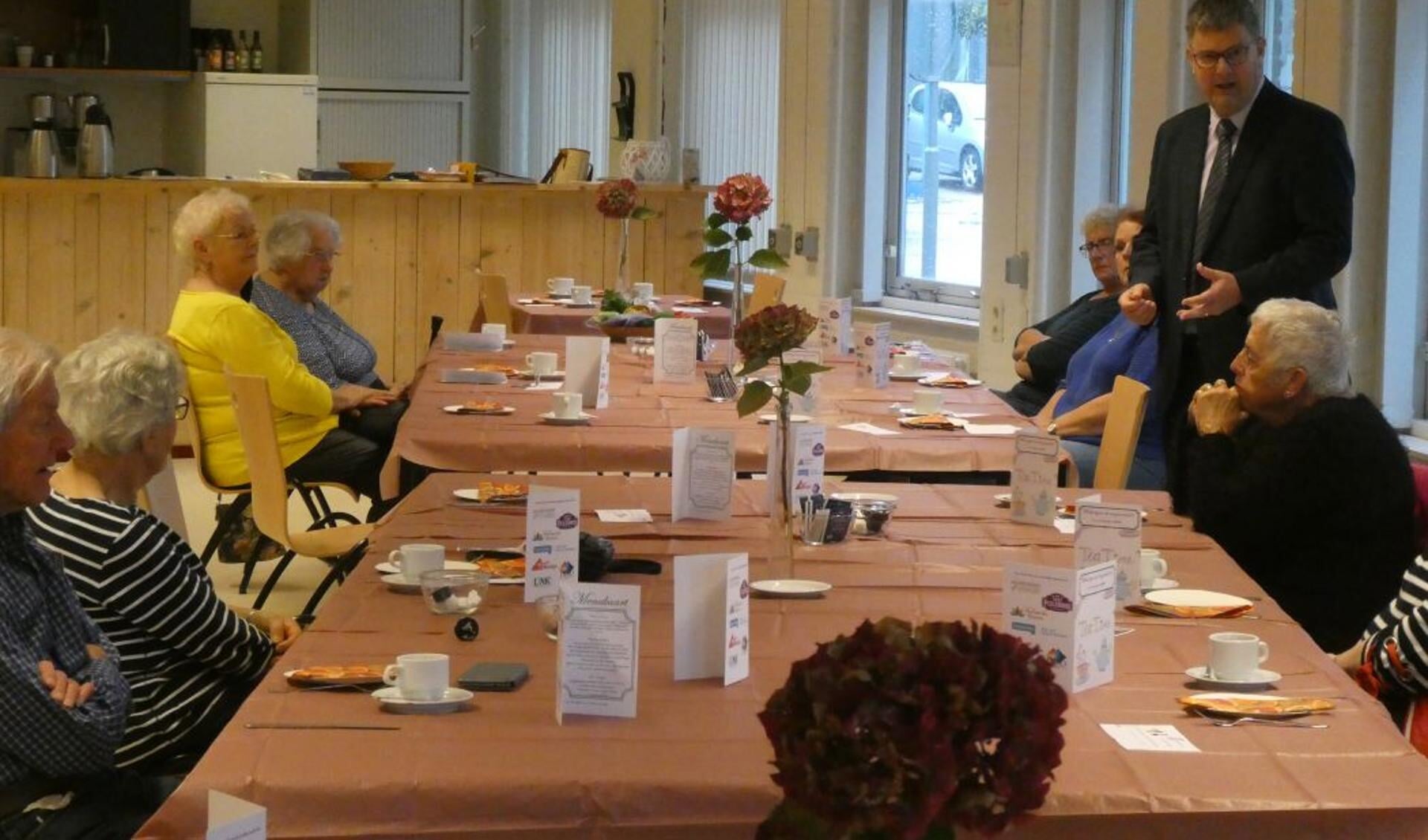 Theo Groot, wethouder van de gemeente Hollands Kroon was aanwezig bij één High Tea’ bij de Doet & Ontmoetgroepen in de Cultuurschuur.