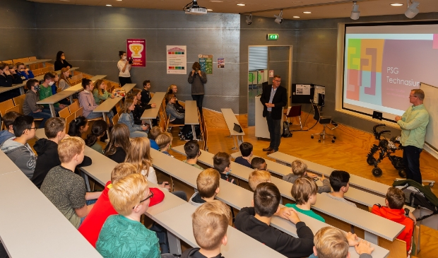 <p>Uitleg aan de leerlingen in het auditorium van het Jan van Egmond Lyceum.</p>