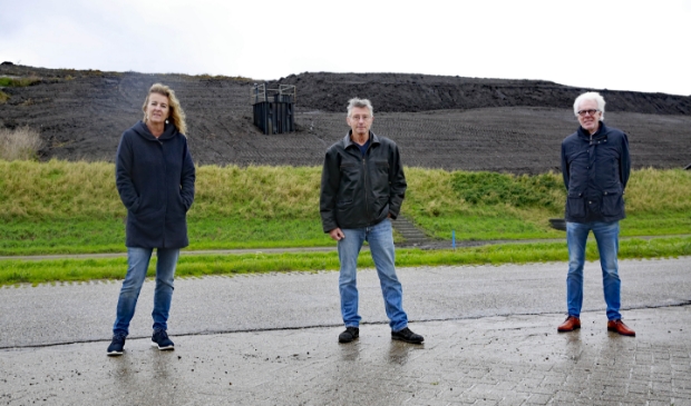 <p>Het Comité tegen de Stank, Margreet Schermer, Siem Zeilemaker en Paul Rietmeijer, maakt zich zorgen.</p>