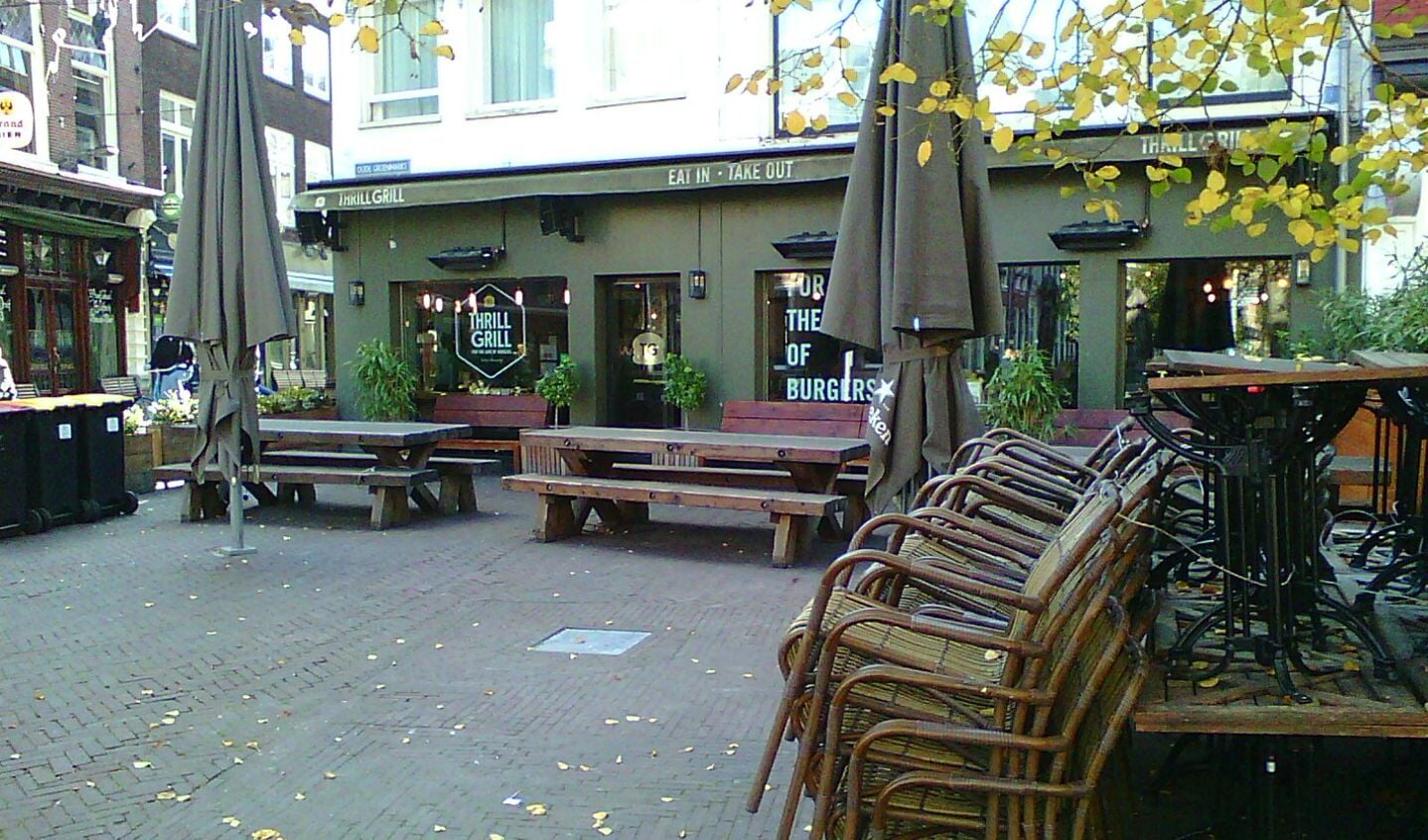 Lege terrassen en lege panden sieren de stad Haarlem.