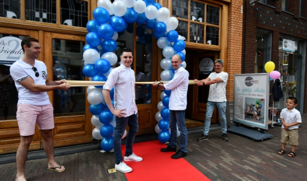 <p>De deuren mochten op 1 juni na maanden lockdown eindelijk open van het restaurant van Alex Karten (knipt lint door) en Nick Hijnen (links op rode loper) maar moeten nu weer dicht.</p>