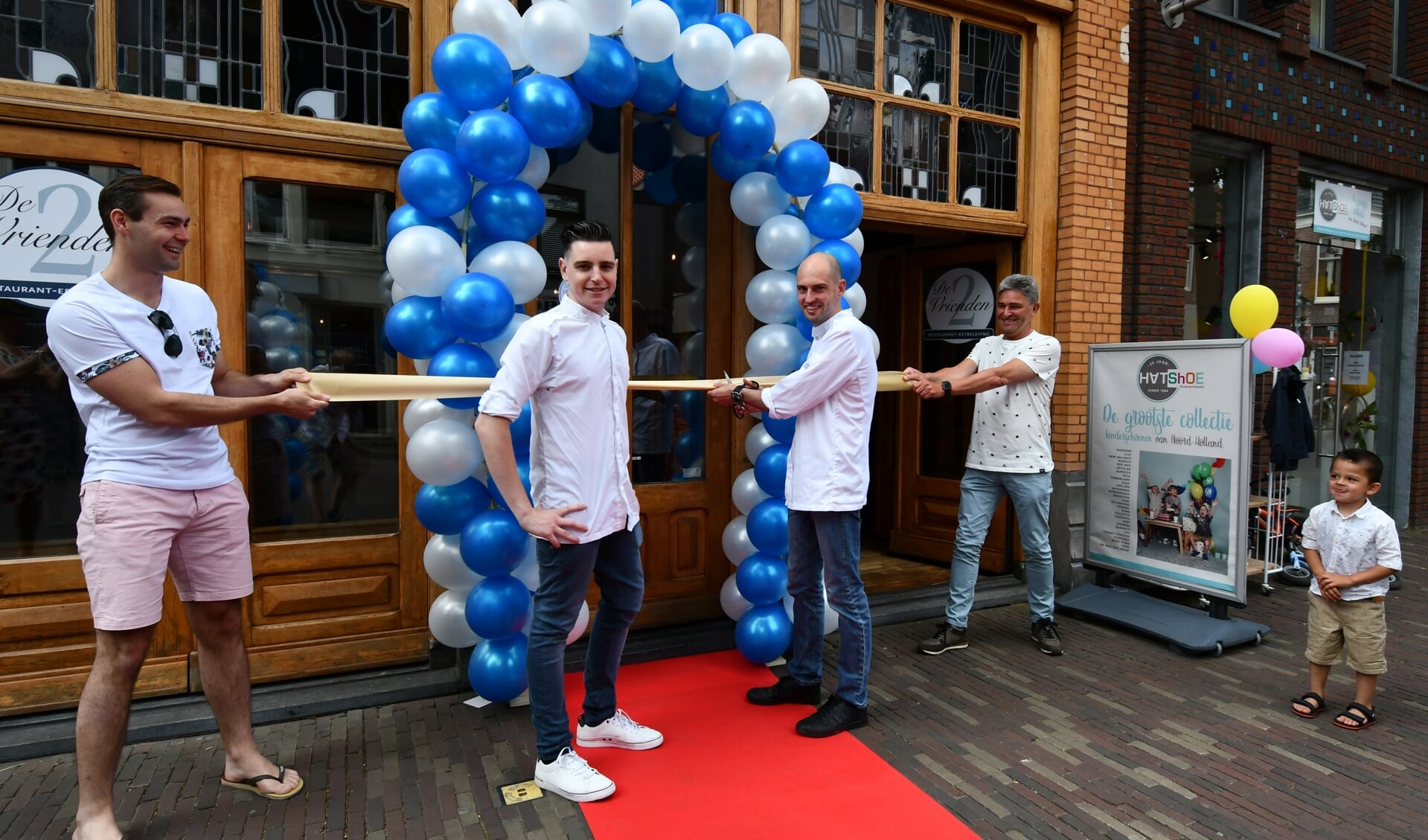 De deuren mochten op 1 juni na maanden lockdown eindelijk open van het restaurant van Alex Karten (knipt lint door) en Nick Hijnen (links op rode loper) maar moeten nu weer dicht.
