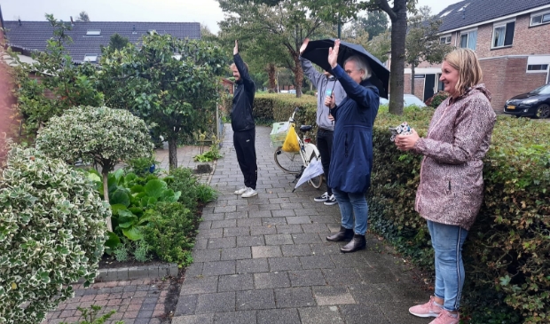 Wethouder Elly Beens, met paraplu, opende de route met zwaaitegels.