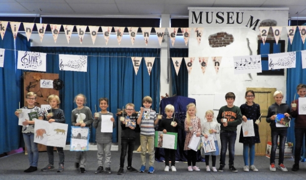 <p pstyle="PLAT">Trotse winnaars: David, Hugo, Danique, Rodrigo, Tim, Marijn, Max, Elin, Larissa, Floris, Pipa, Friso en Luuk.</p>